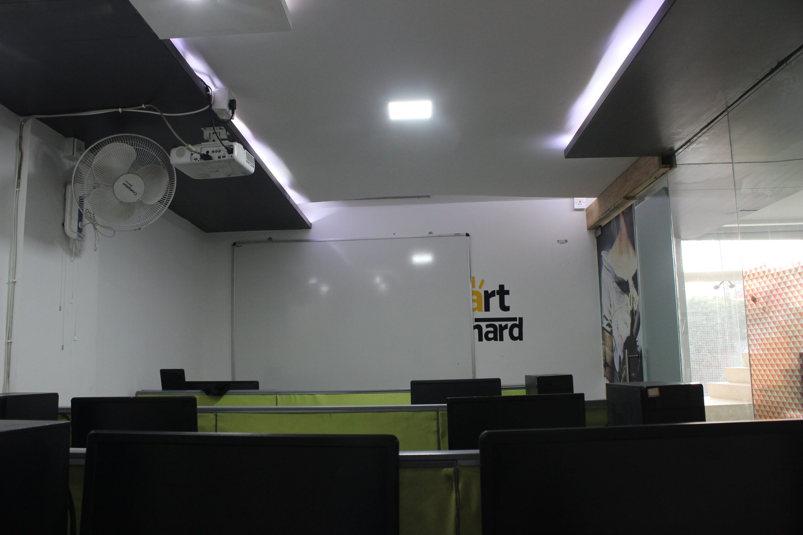 Room 7 Workstation area Back View - Animaster Design Collège