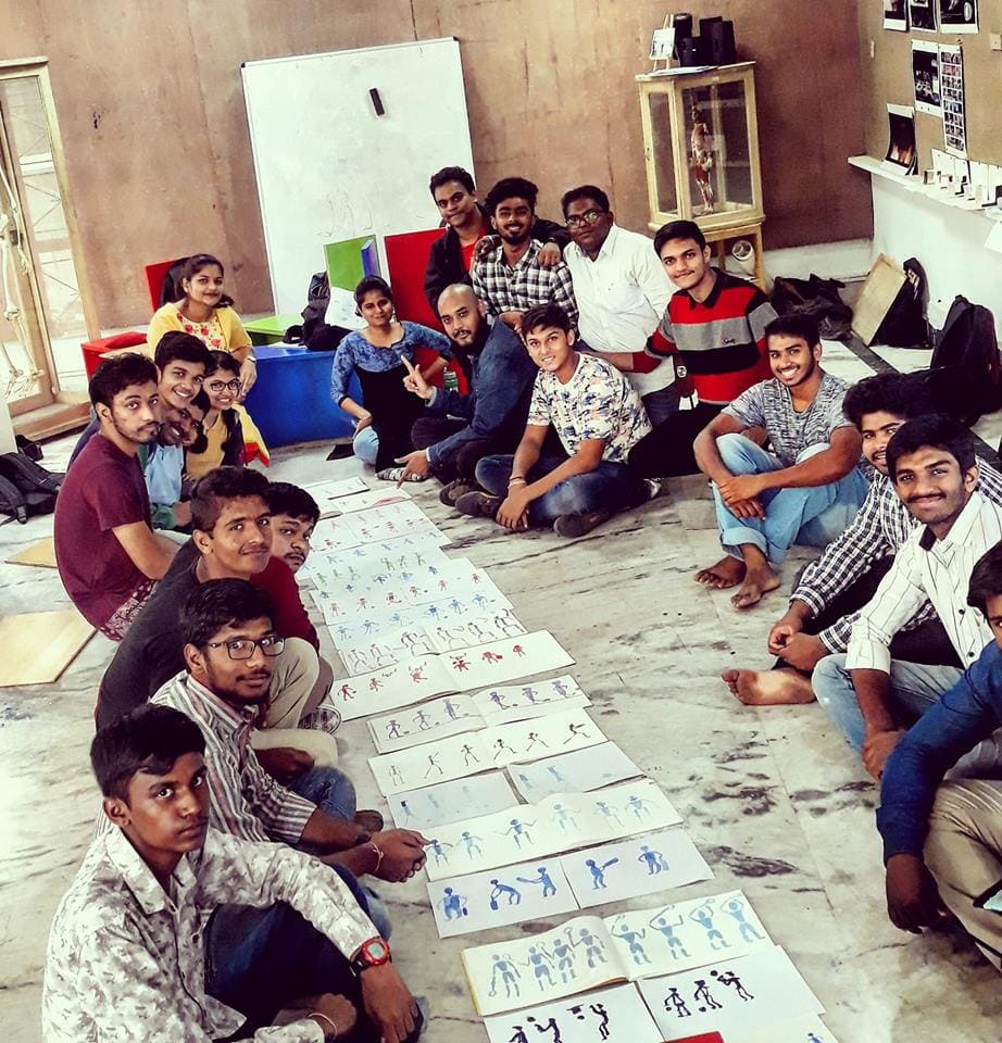 Students sitting and drawing figurines - Animaster Design College